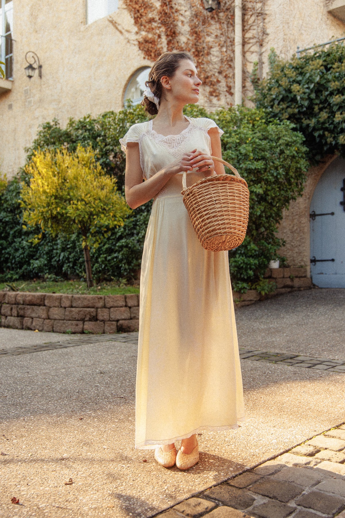 VINTAGE 1940's Pale Yellow Lace Trimmed Nightgown Dress M