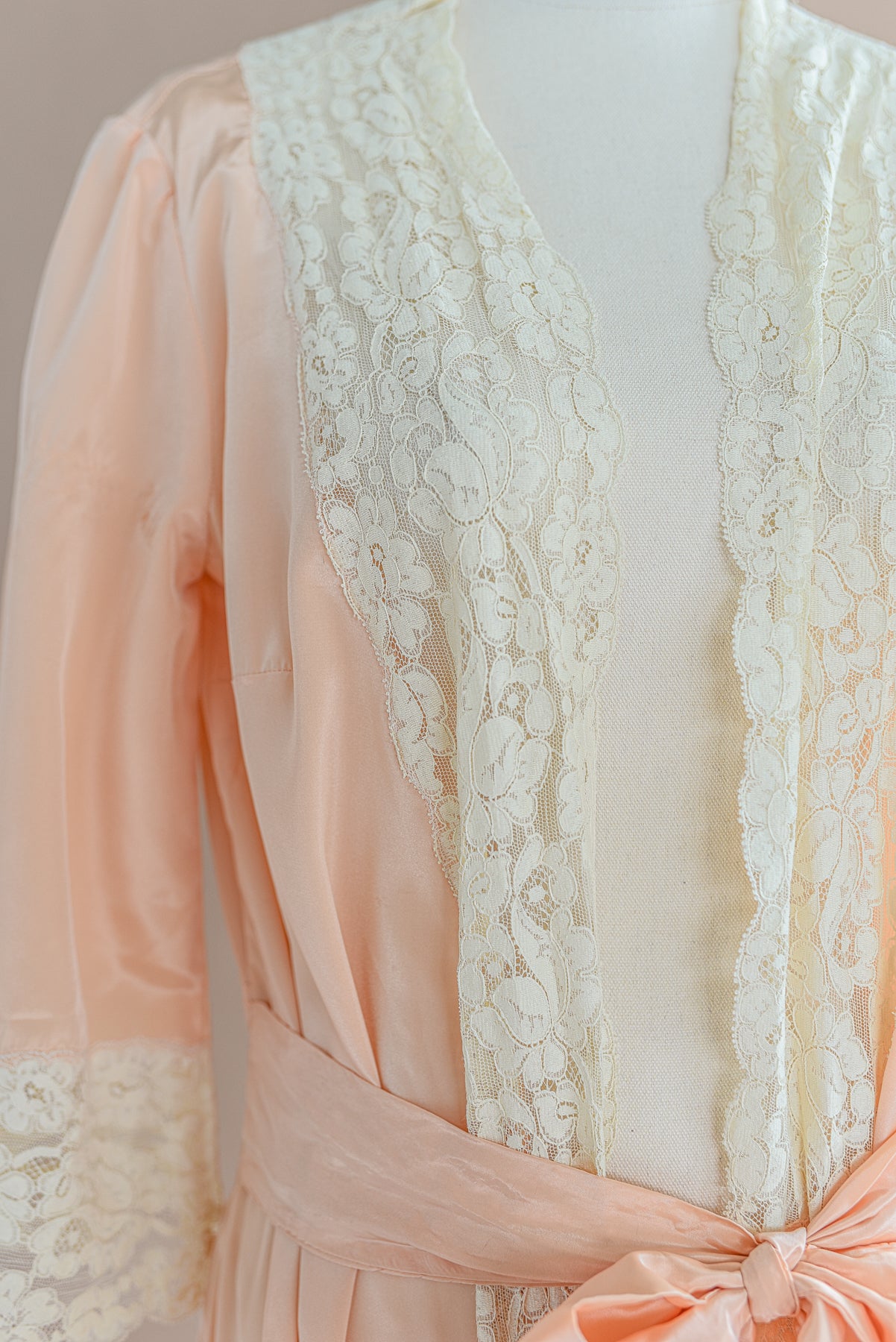 VINTAGE 1940's Peach Pink Lace Trimmed Peignoir Robe S/M