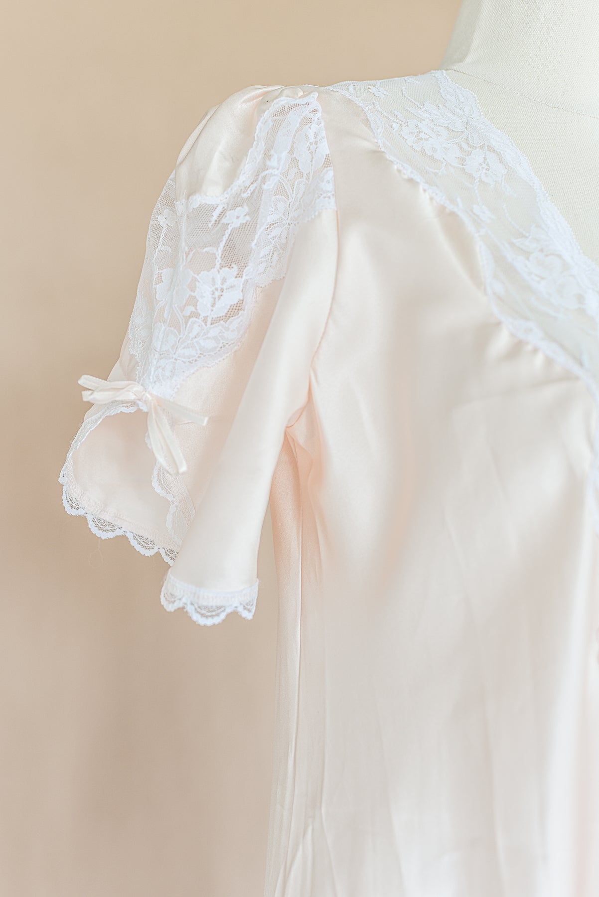 VINTAGE Pink Lace Trimmed Short Sleeve Peignoir Robe S/M