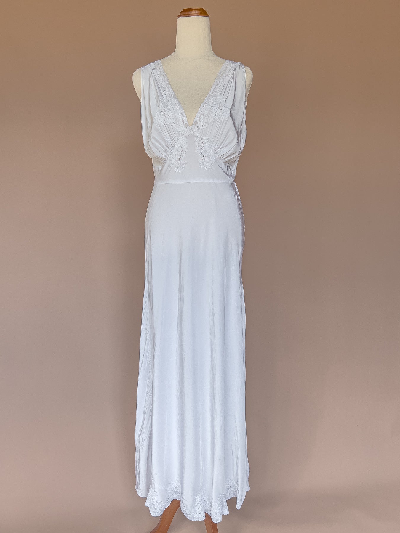 VINTAGE 1940's White Lace Trimmed Maxi Night Gown Dress S/M