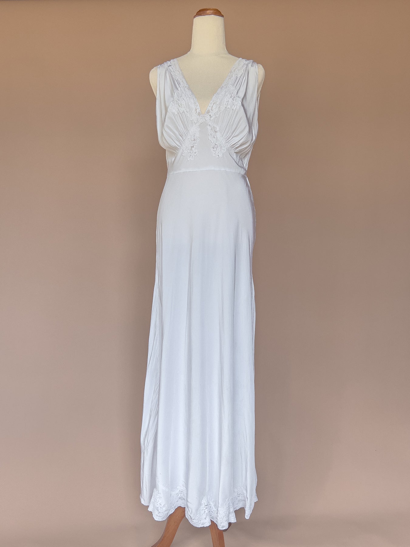 VINTAGE 1940's White Lace Trimmed Maxi Night Gown Dress S/M