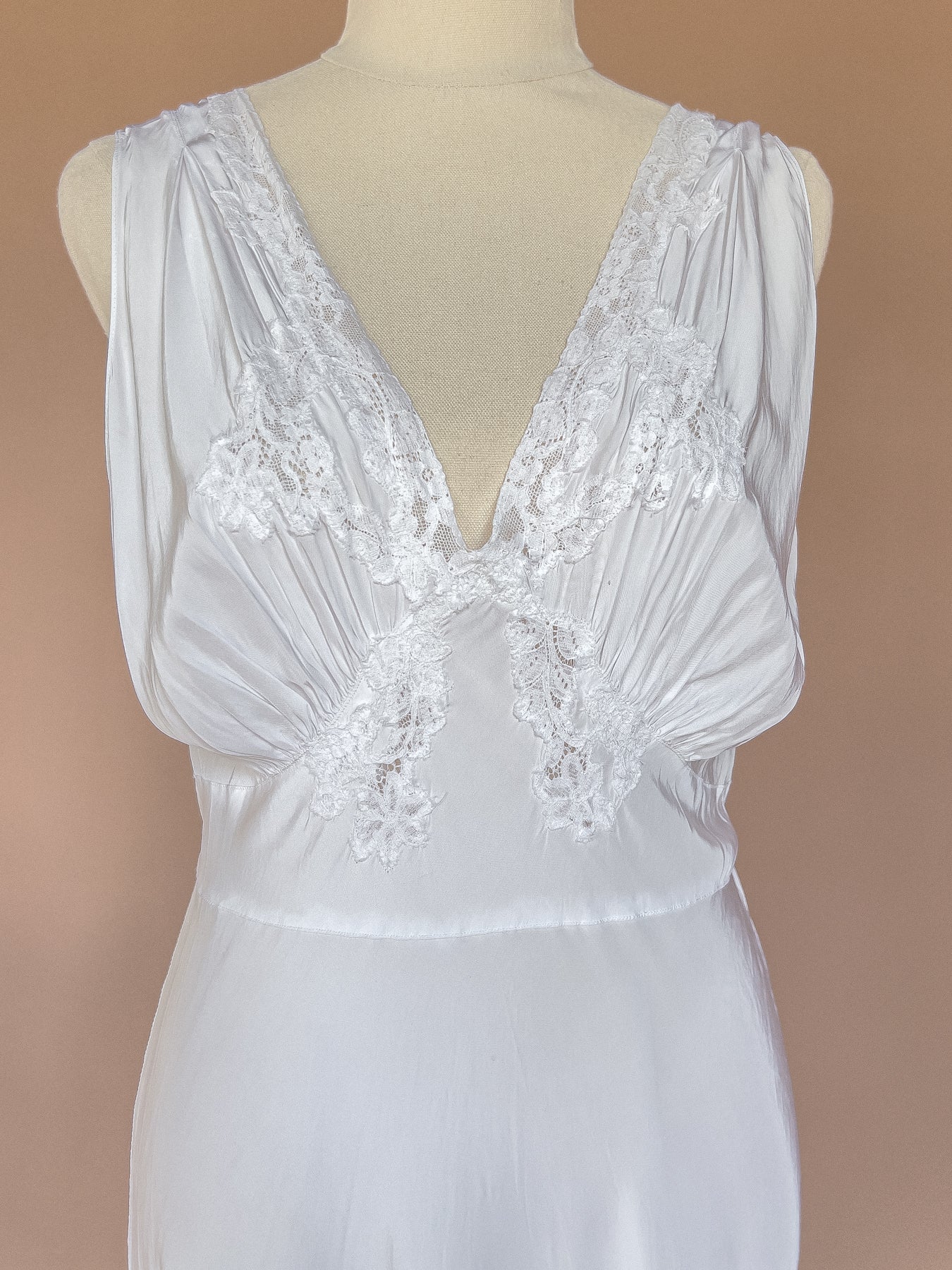 VINTAGE 1940's White Lace Trimmed Maxi Night Gown Dress S/M