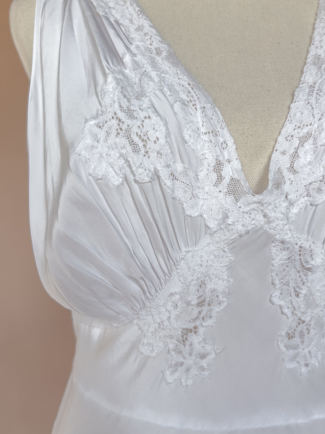 VINTAGE 1940's White Lace Trimmed Maxi Night Gown Dress S/M